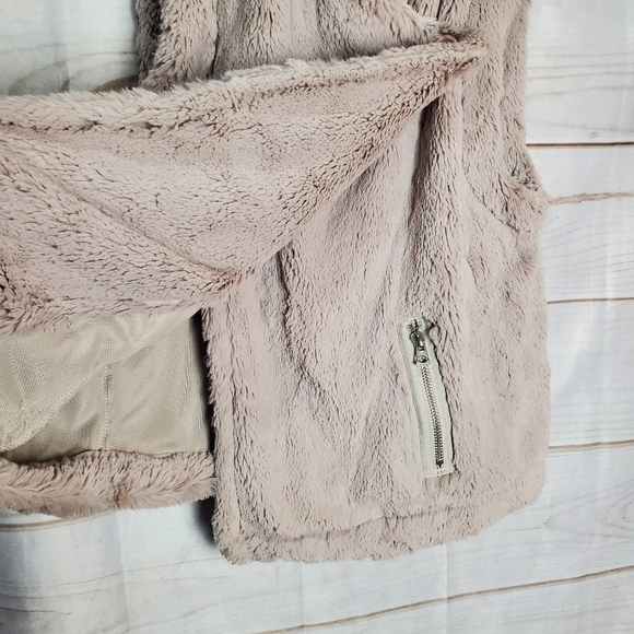Dylan by True Grit Vest Size Medium Faux Fur Cross Over Beige Soft Sleeveless - Picture 6 of 11